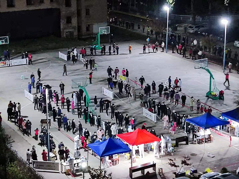 黨旗在抗疫一線高高飄揚