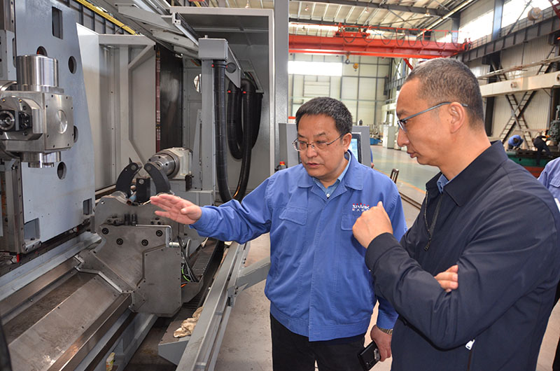 董小平副市長來星火機床公司調研