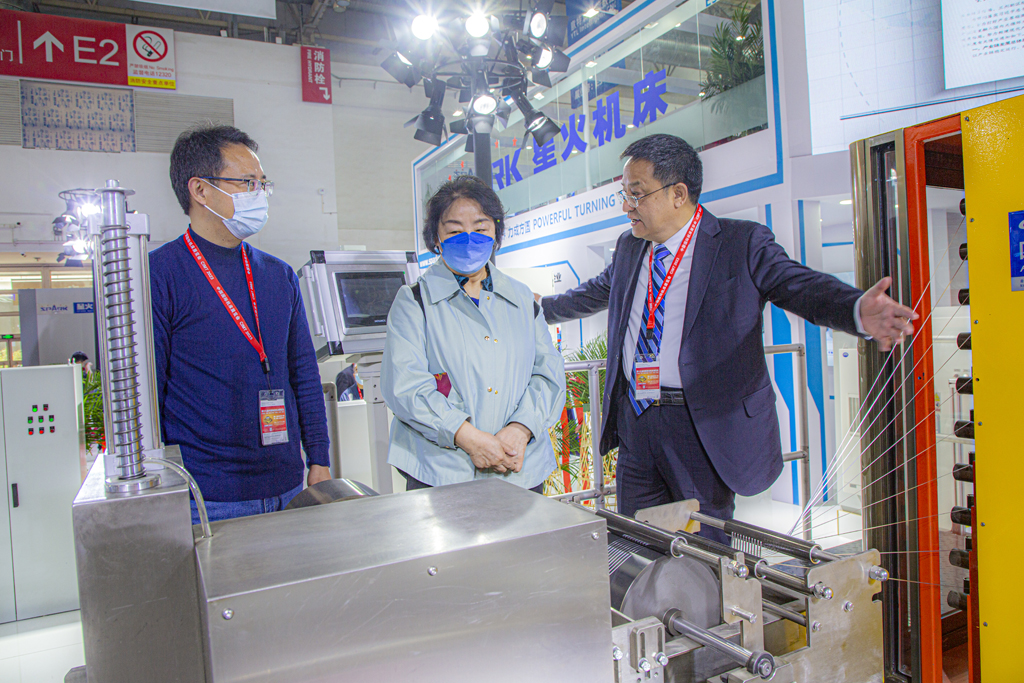 李冬茹光臨星火機床公司展臺參觀指導