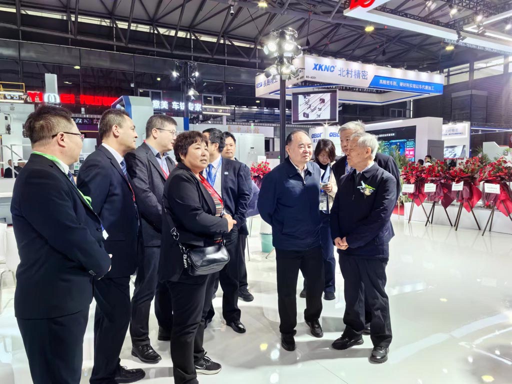 周濟(jì)等多位領(lǐng)導(dǎo)和專家蒞臨星火機(jī)床公司展臺