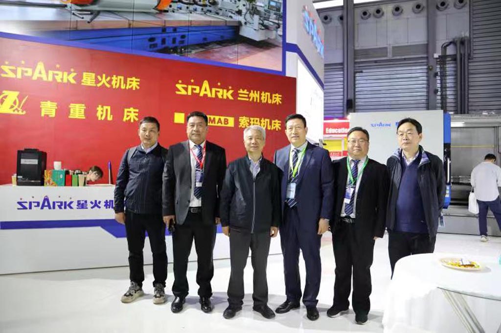 梅雪松教授蒞臨星火機(jī)床公司展臺參觀