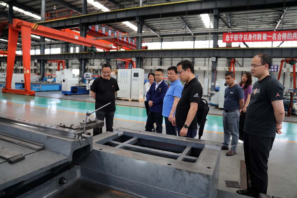 陜柴重工副總經理雷軍來星火公司考察聯合體技術攻關項目