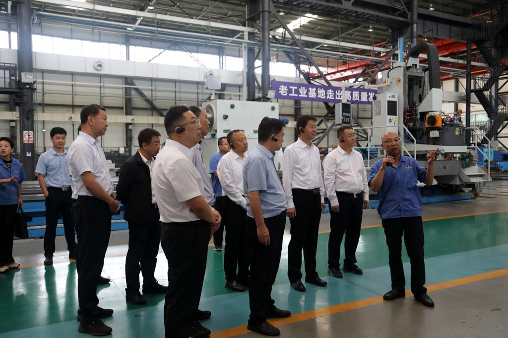 參加培育發(fā)展工業(yè)母機先進制造業(yè)集群戰(zhàn)略合作協(xié)議簽約領(lǐng)導(dǎo)參觀星火公司