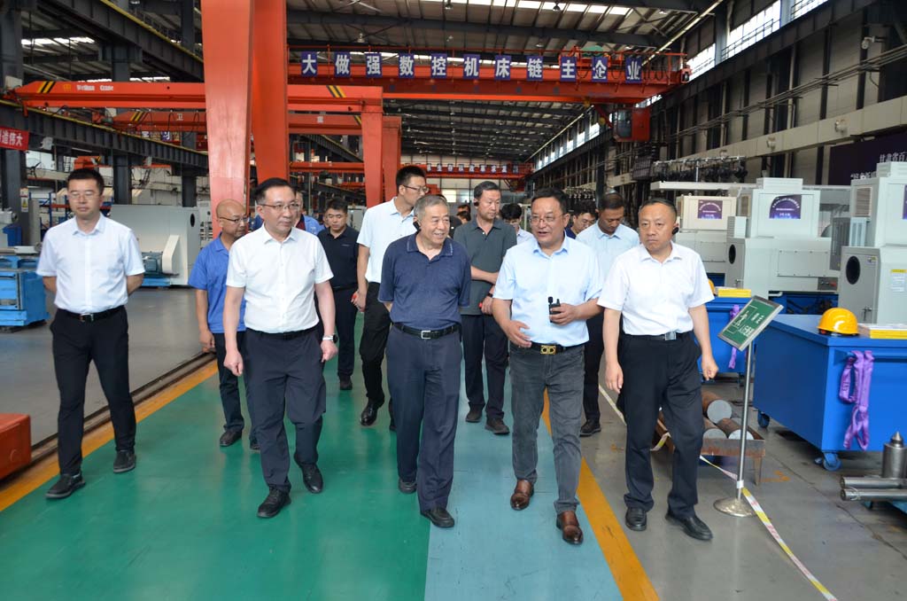 工信部裝備工業(yè)一司及產(chǎn)業(yè)發(fā)展促進中心等部門領(lǐng)導(dǎo)在甘肅星火智能數(shù)控機床公司調(diào)研